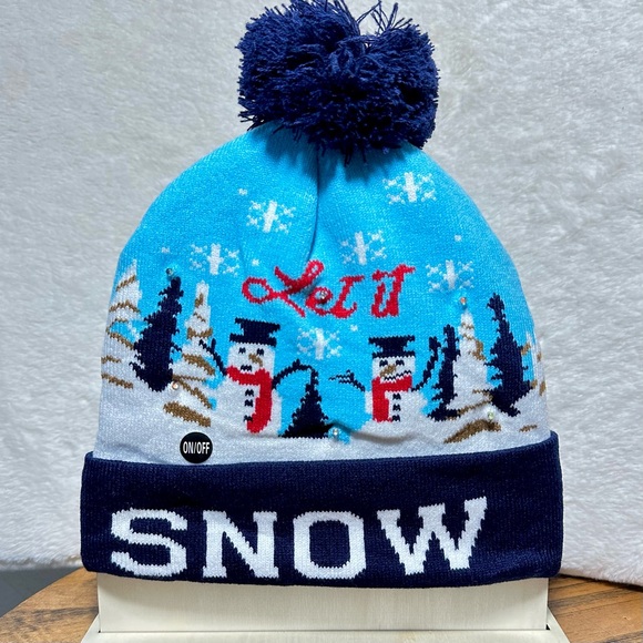 New LED Christmas Beanie With Pom Pom And 3 Flashing Modes - Picture 5 of 6